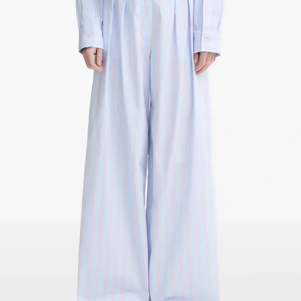 Брюки в тонкую полоску