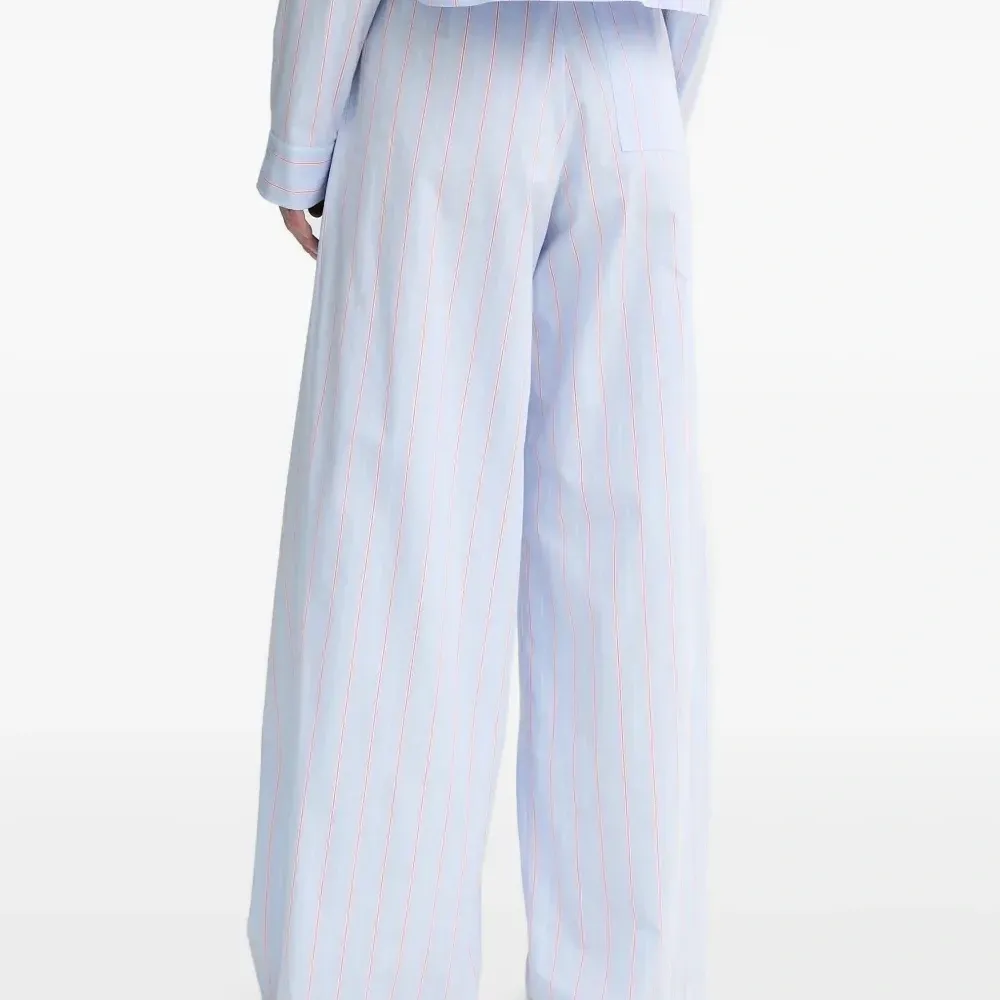 Брюки в тонкую полоску