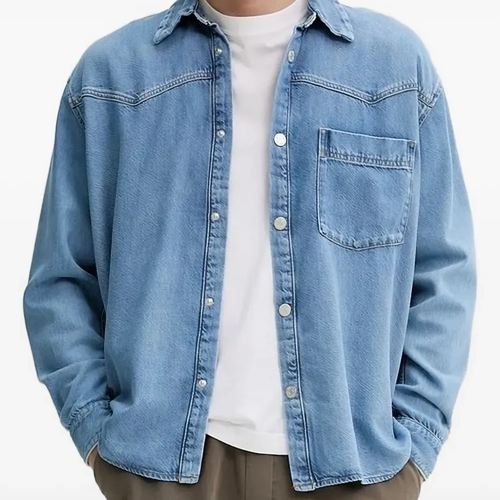 Джинсовая рубашка с накладными карманами