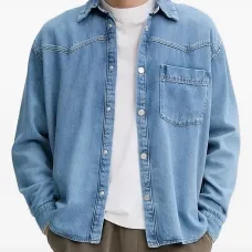 Джинсовая рубашка с накладными карманами