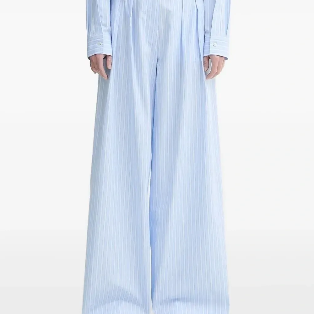 Брюки в тонкую полоску