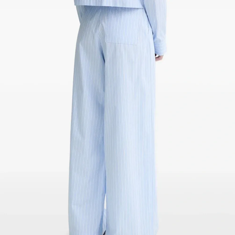 Брюки в тонкую полоску