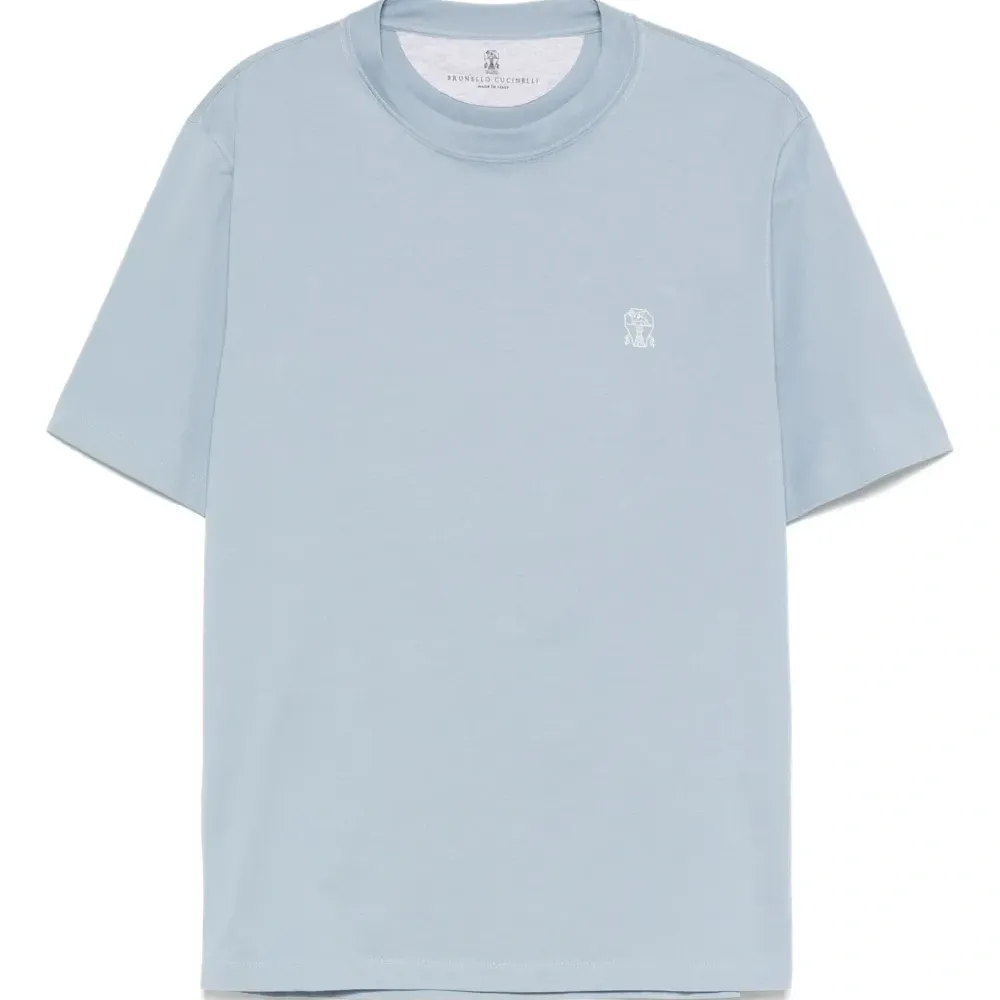 Футболка с вышитым логотипом