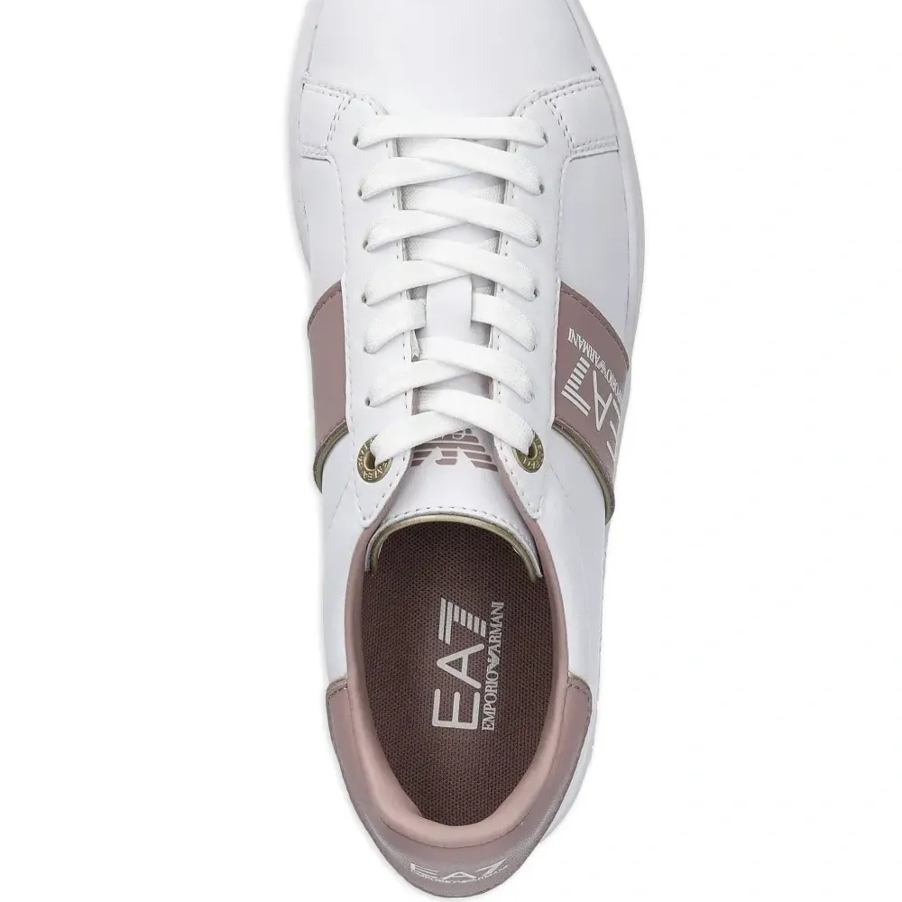 Кроссовки с логотипом