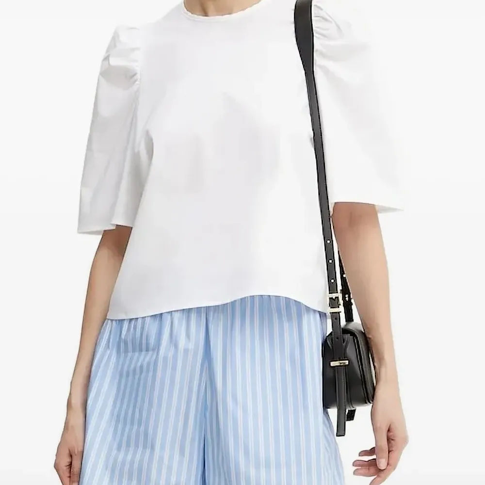 Блузка с объемными рукавами и завязками