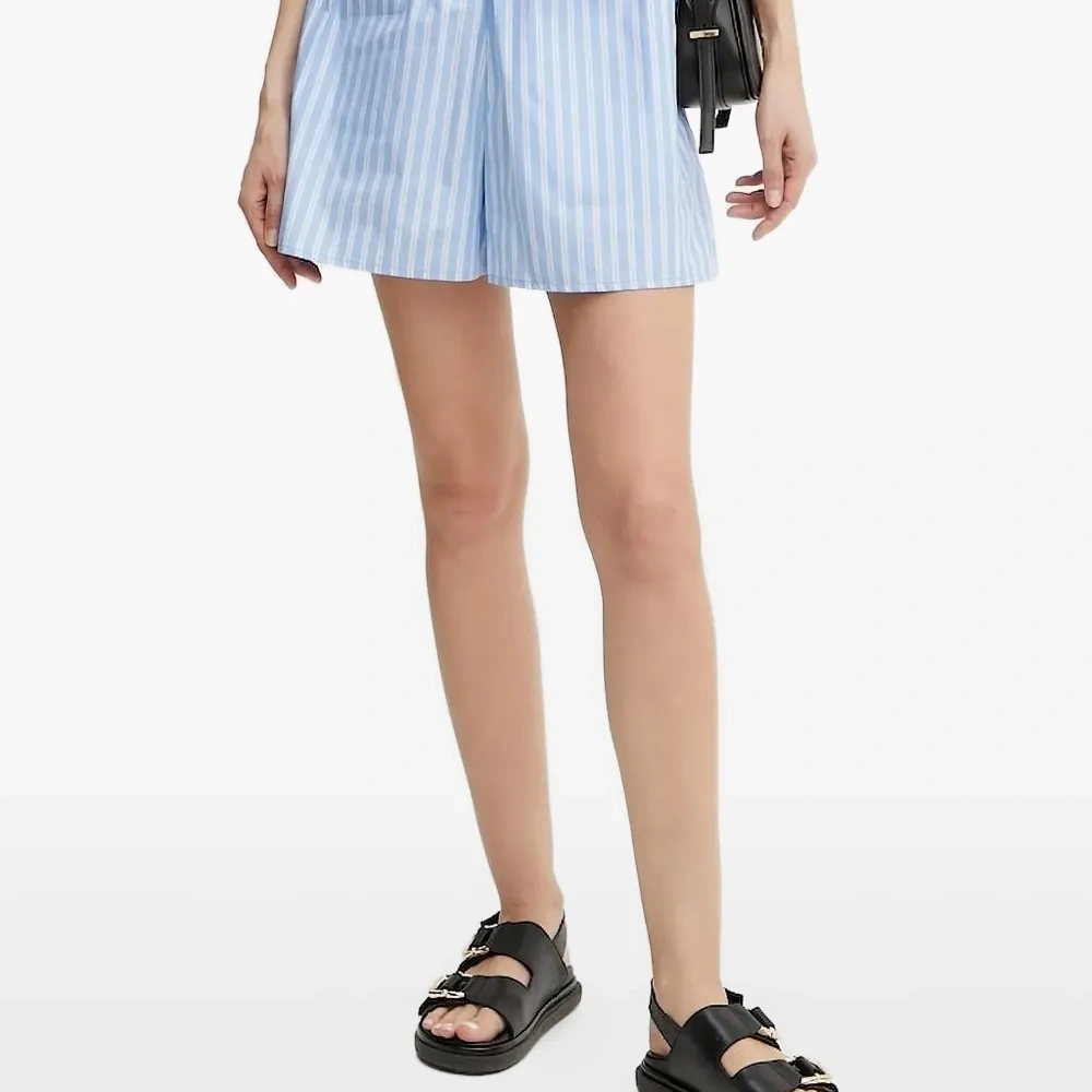 Полосатые шорты с эластичным поясом Полосатые шорты с эластичным поясом