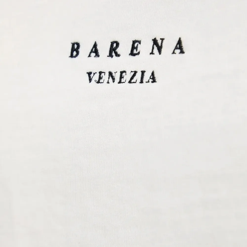 Футболка с вышитым логотипом