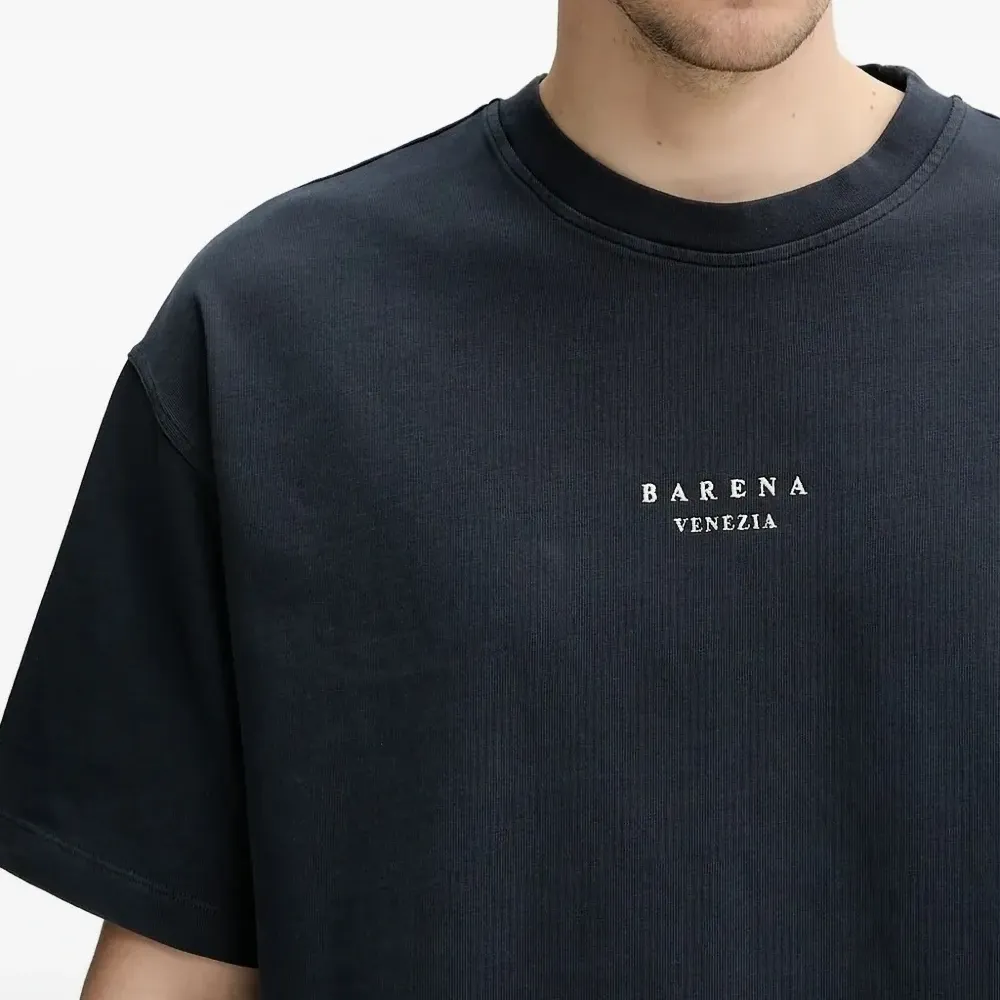 Футболка с вышитым логотипом