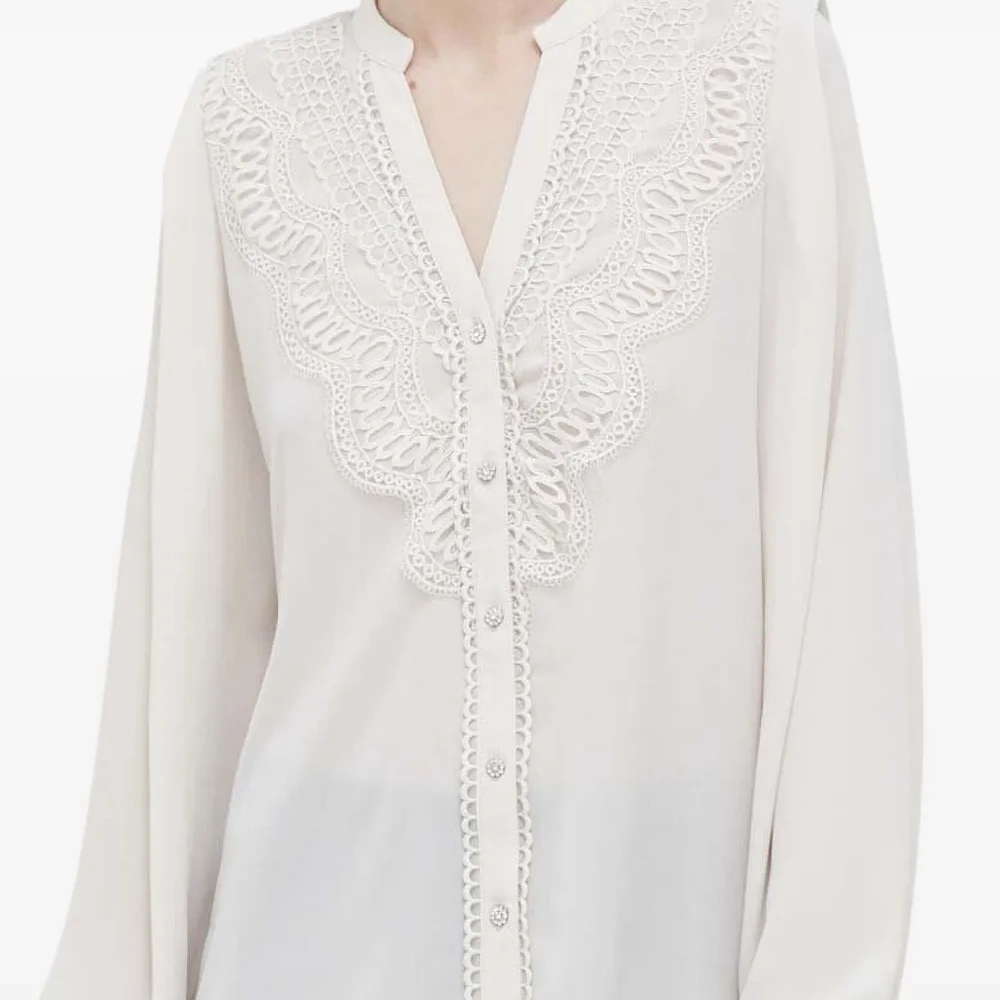 Блузка с кружевом