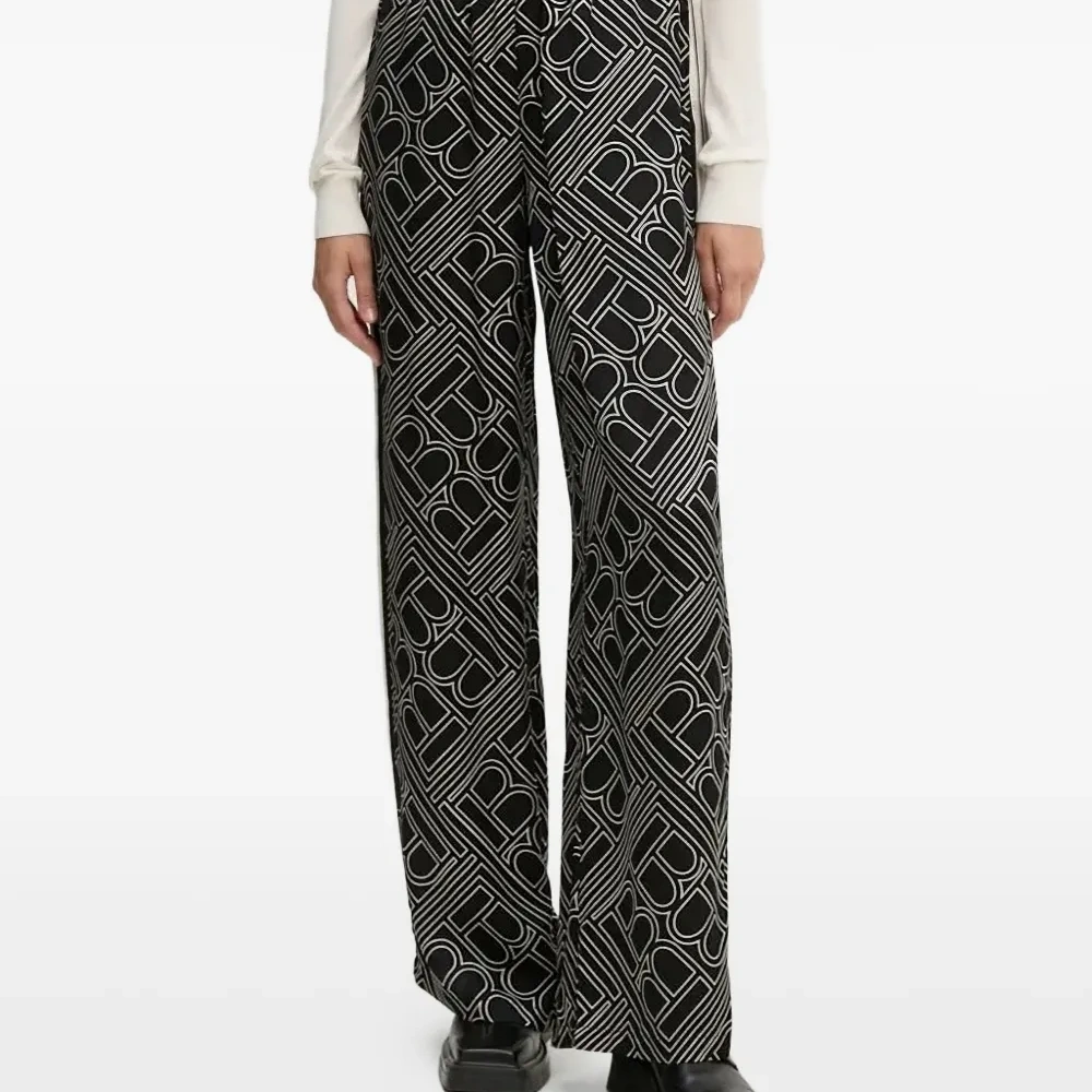 Брюки с лампасами и логотипом