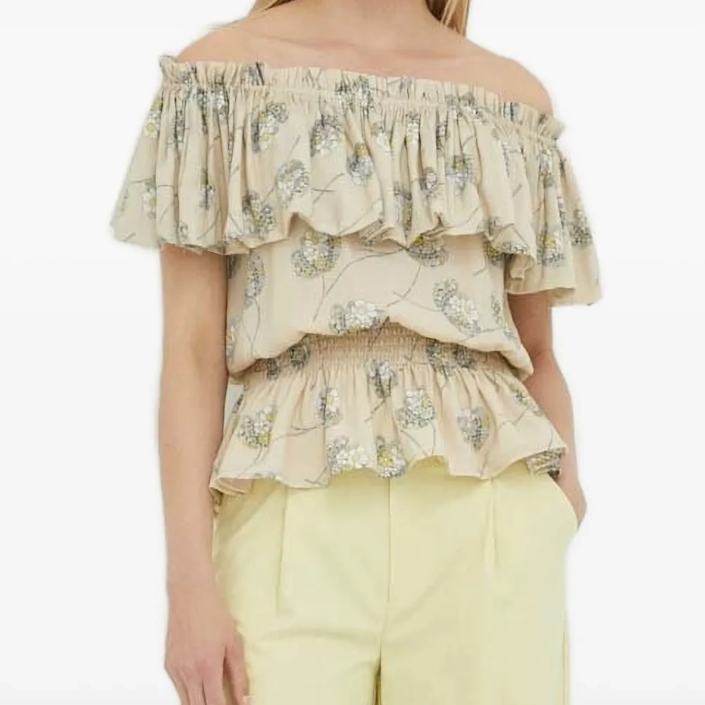 Блузка с оборками и цветочным принтом