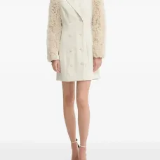 Платье с рюшами на рукавах и двубортной застёжкой