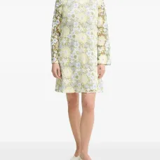 Платье с рукавами колокол и цветочной вышивкой