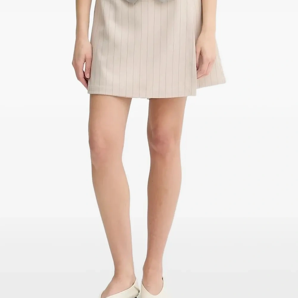 Строгие брюки в тонкую полоску