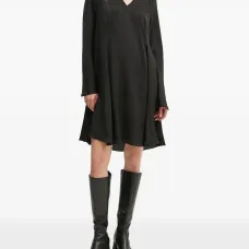 Расклешенное платье с V-образным вырезом