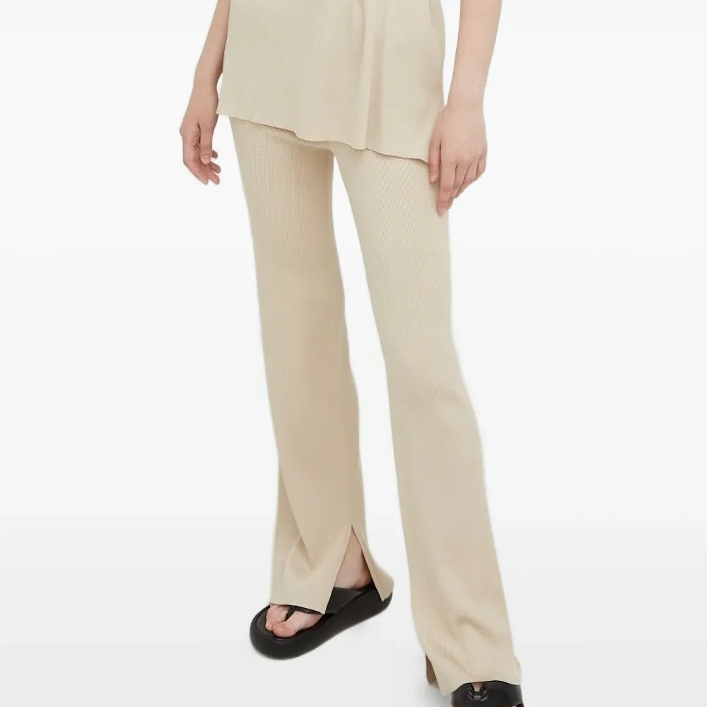 Расклешенные брюки с разрезами