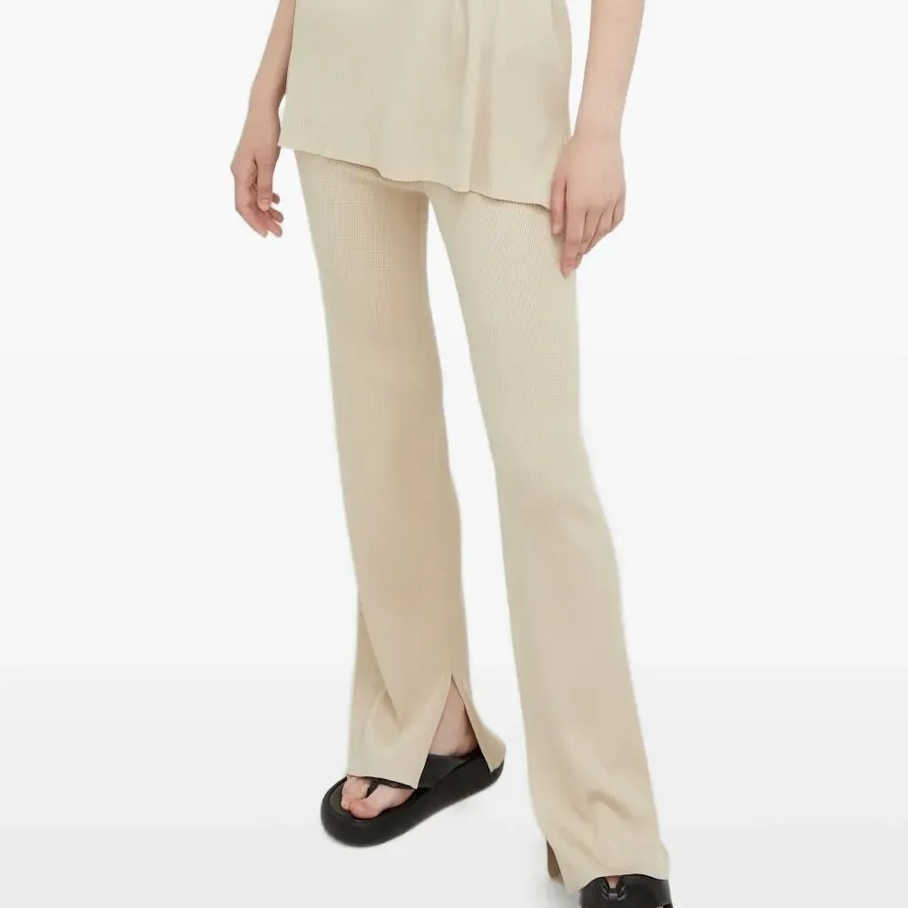 Расклешенные брюки с разрезами