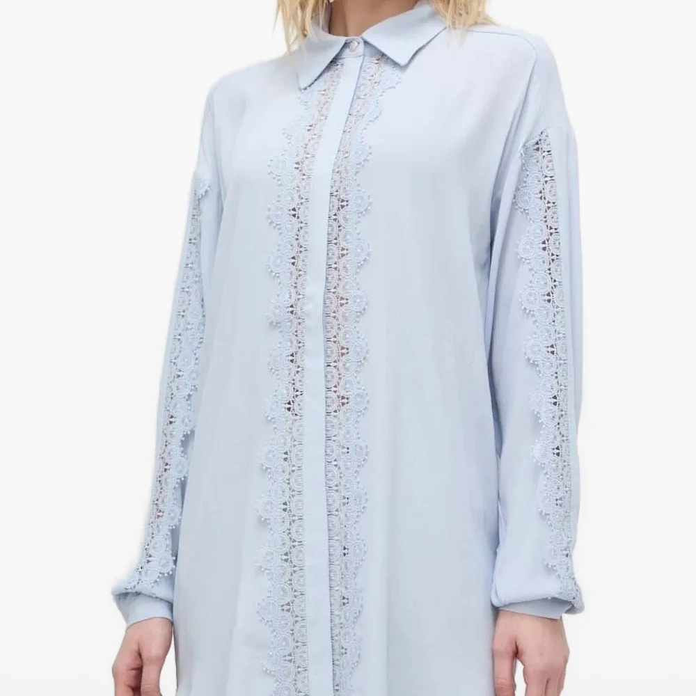 Рубашка с кружевными вставками и поясом