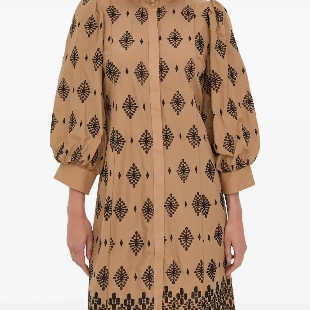 Платье мини с объемными рукавами и вышивкой