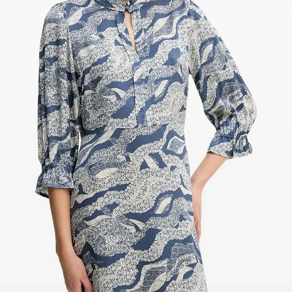 Платье с объемными рукавами и абстрактным принтом