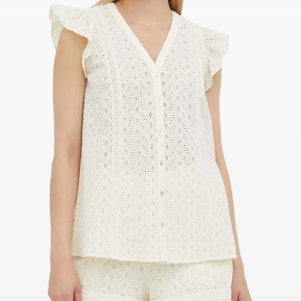 Рубашка с оборками и люверсами