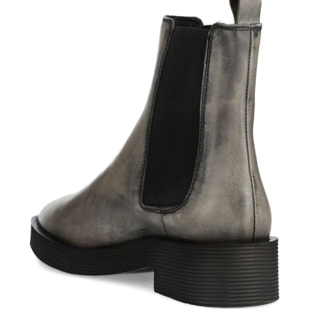 Сапоги с заостренным носком и эластичными вставками