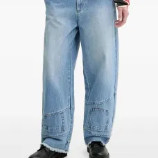 Джинсы со вставками и бахромой