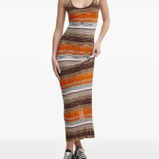 Полосатое платье с открытой спиной Полосатое платье с открытой спиной