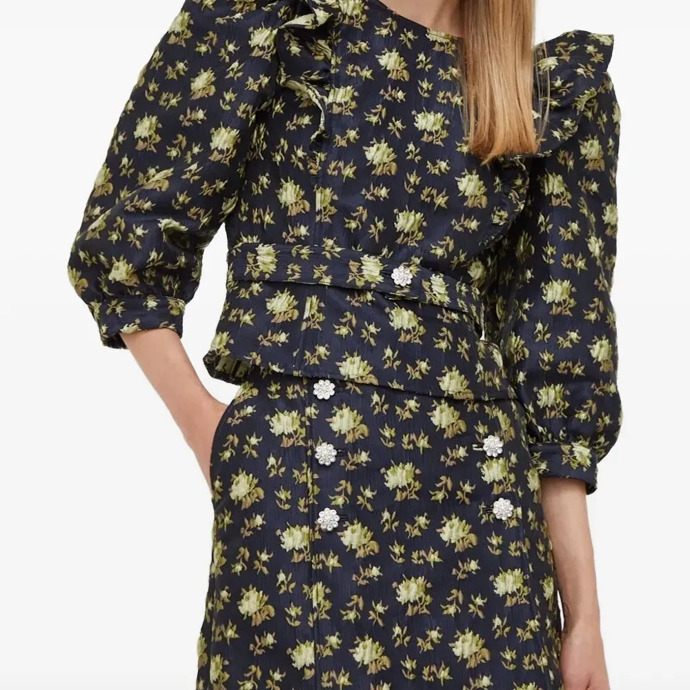 Блузка с цветочным принтом и объемными плечами Блузка с цветочным принтом и объемными плечами