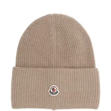 Вязаная шапка с нашивкой-логотипом