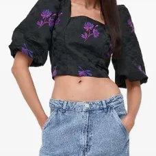 Топ с объемными рукавами и цветочной вышивкой