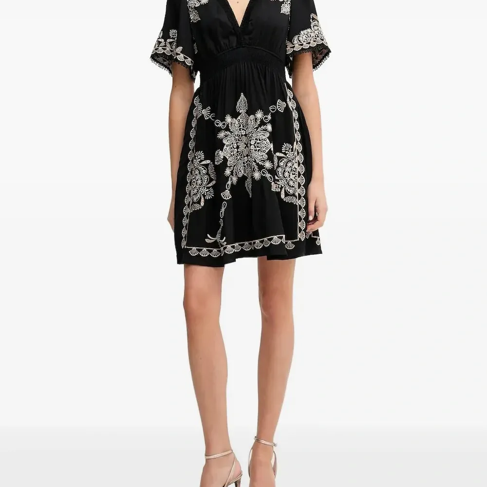 Платье мини с V-образным вырезом и цветочной вышивкой