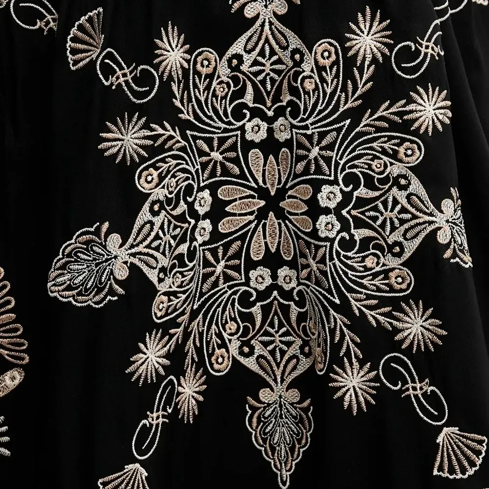 Платье мини с V-образным вырезом и цветочной вышивкой