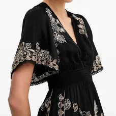 Платье мини с V-образным вырезом и цветочной вышивкой