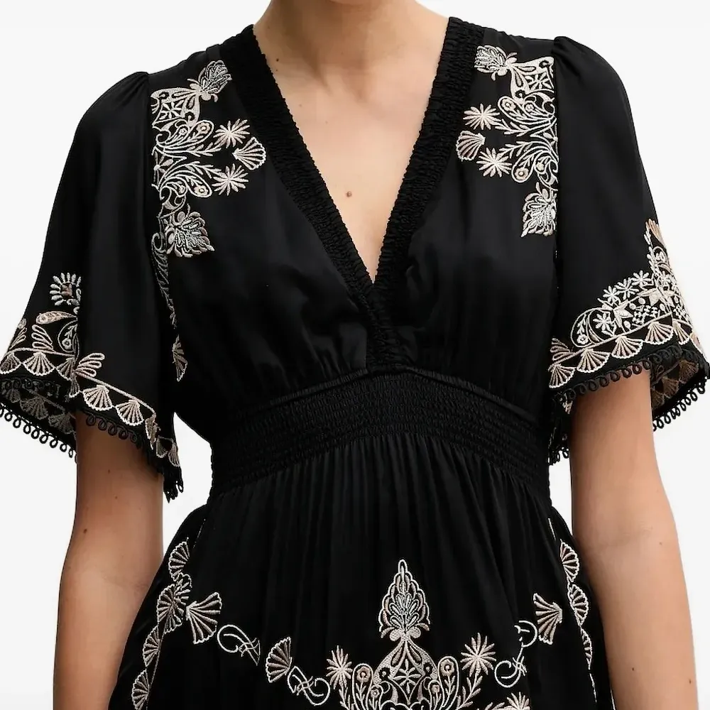 Платье мини с V-образным вырезом и цветочной вышивкой