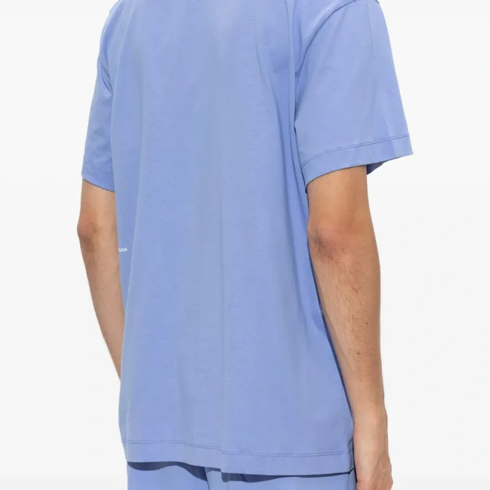 футболка с логотипом