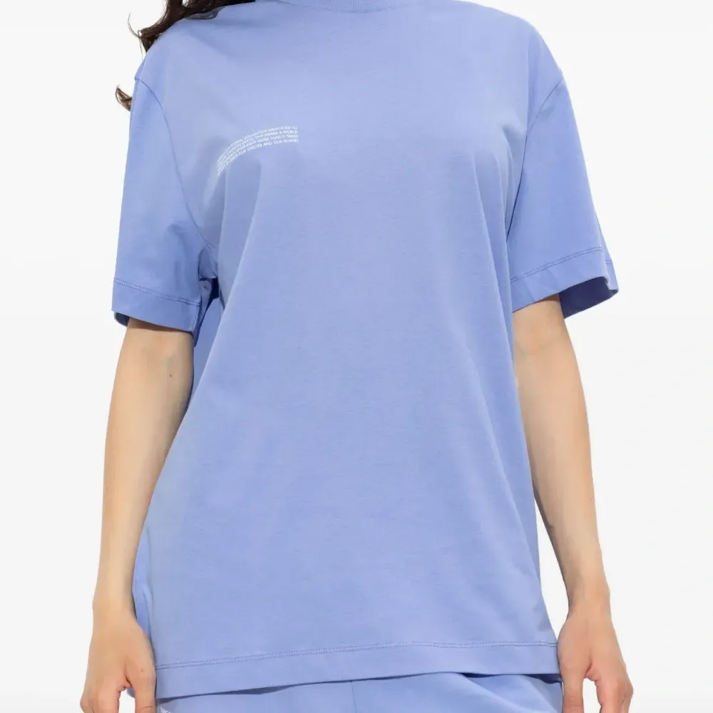 футболка с логотипом