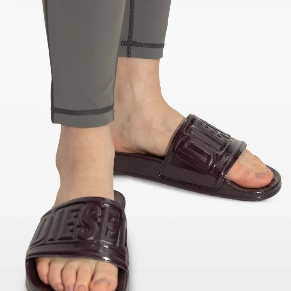 шлепанцы Sa-Mayemi с тисненым логотипом шлепанцы Sa-Mayemi с тисненым логотипом