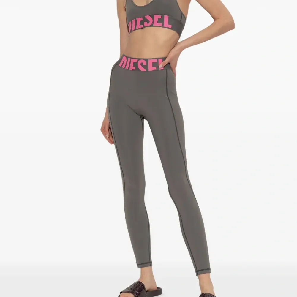 шлепанцы Sa-Mayemi с тисненым логотипом шлепанцы Sa-Mayemi с тисненым логотипом