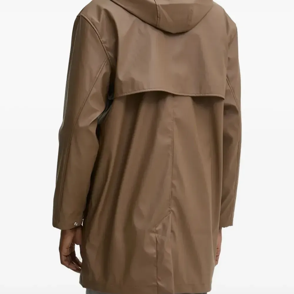 Пальто с капюшоном и карманами