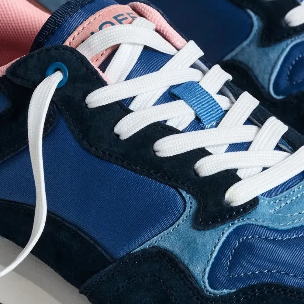 Кроссовки со вставками