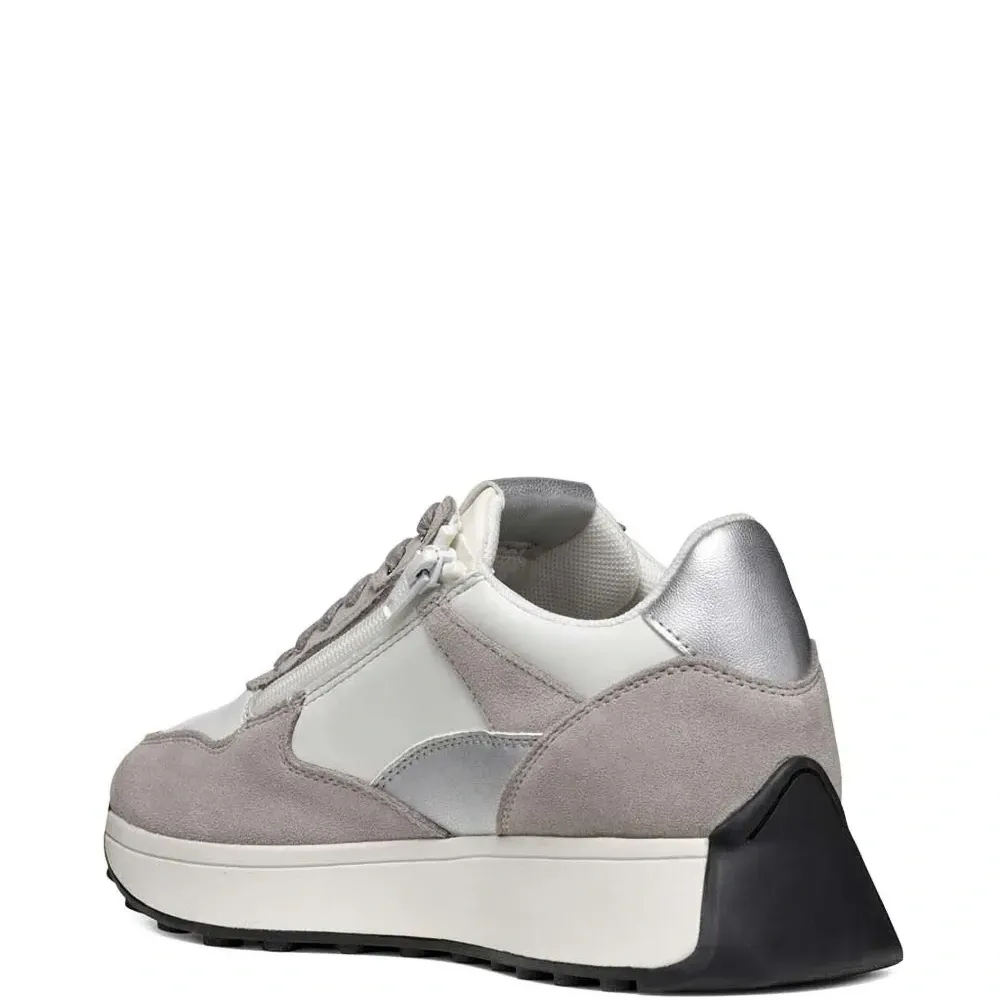 Кроссовки со вставками