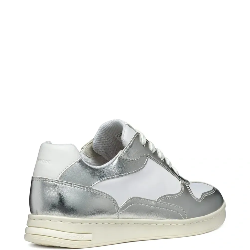 Кроссовки с тисненым логотипом