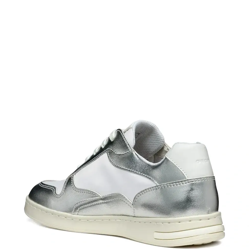 Кроссовки с тисненым логотипом