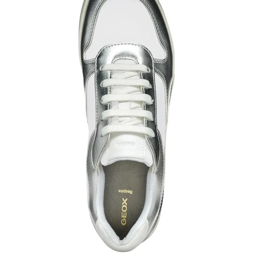 Кроссовки с тисненым логотипом