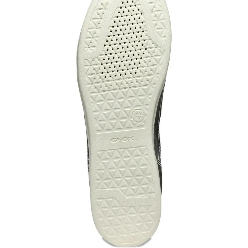 Кроссовки с тисненым логотипом