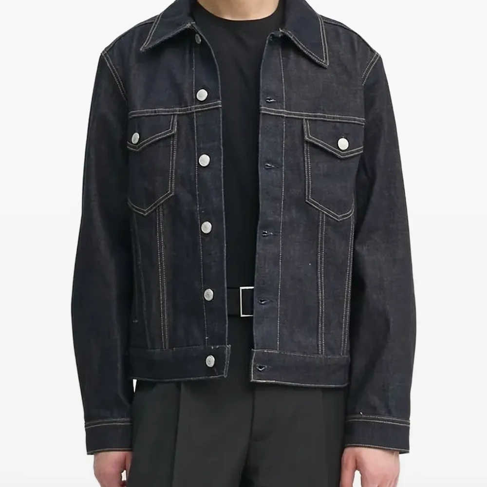 Джинсовая куртка на пуговицах