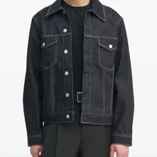 Джинсовая куртка на пуговицах