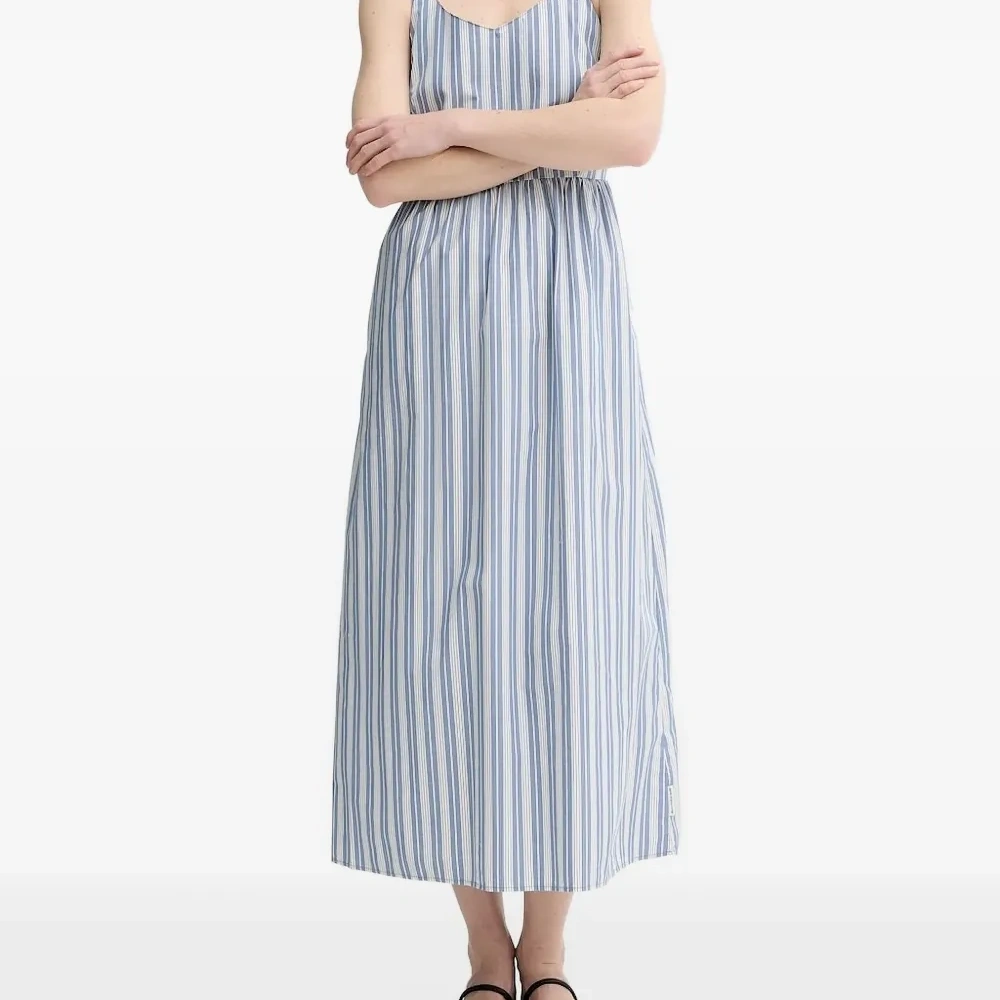 Полосатое платье макси без рукавов