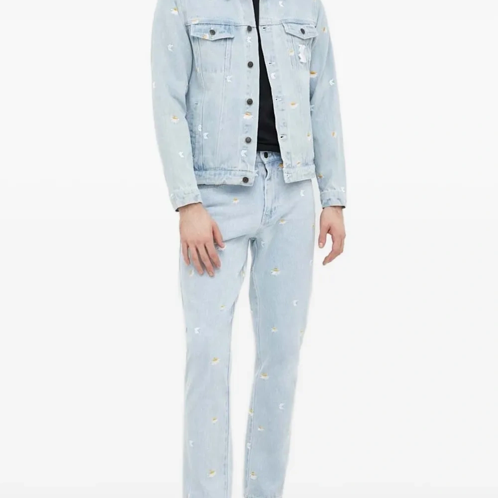 Джинсовая куртка с цветочной вышивкой